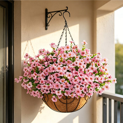 1Pcs Panier suspendu artificiel avec fleurs artificielles, arrangement de fleurs en soie artificielle résistante aux rayons UV avec panier à fleurs suspendu, plante suspendue pour porche extérieur, jardin, balcon, porte d'entrée, décoration intérieure pour la maison, aucun arrosage nécessaire