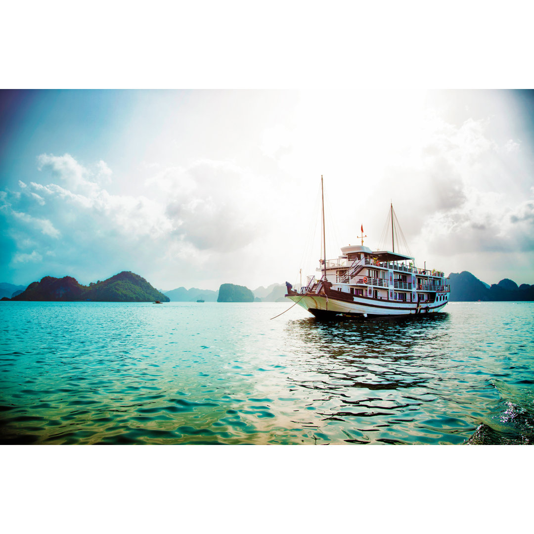 Kreuzfahrtschiff in der Halong-Bucht Vietnam von NicolasMcComber - Druck ohne Rahmen auf Leinwand