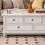Table basse à quatre pieds avec rangement