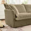 Luxueux canapé trois places - Velours côtelé camel avec assise profonde et coussins pour un confort optimal, ambiance douce et chaleureuse.