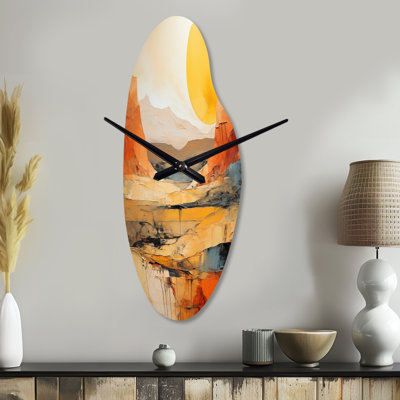 «Bold Landscape Canyon Desert VII - Horloge incurvée traditionnelle en métal, horloge murale jaune