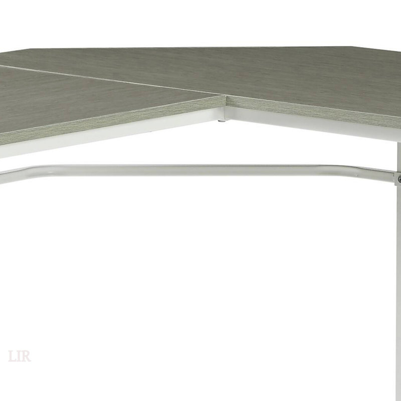 Bureau d'ordinateur en L gris et blanc avec bords biseautés, maximisant l'espace de coin et améliorant les postes de travail modernes.