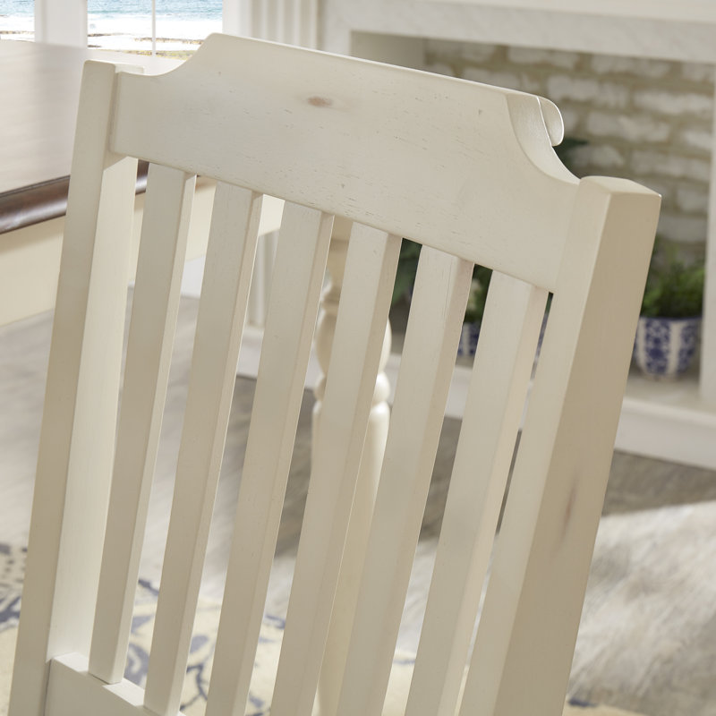 Chaise d'appoint en bois massif à dossier en lattes Alyssha, Blanc antique / dossier à lattes