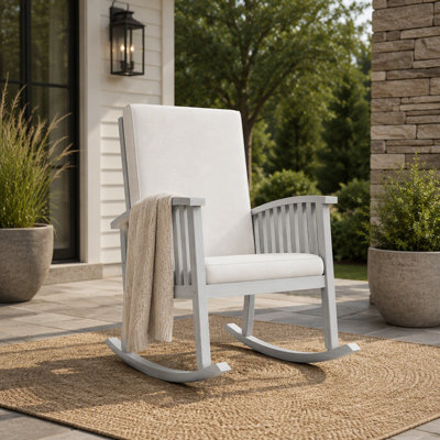 Chaise berçante en bois d'acacia avec coussins moelleux pour une détente extérieure, une solution de siège durable et confortable