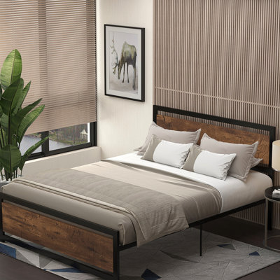Structure de grand lit - construction en métal et en bois, sans sommier, rangement sous le lit, 63 po x 82 po x 40,5 po, panneaux à grain foncé, limite de poids de 880 lb avec support de lattes pour espace de rangement, décoration industrielle