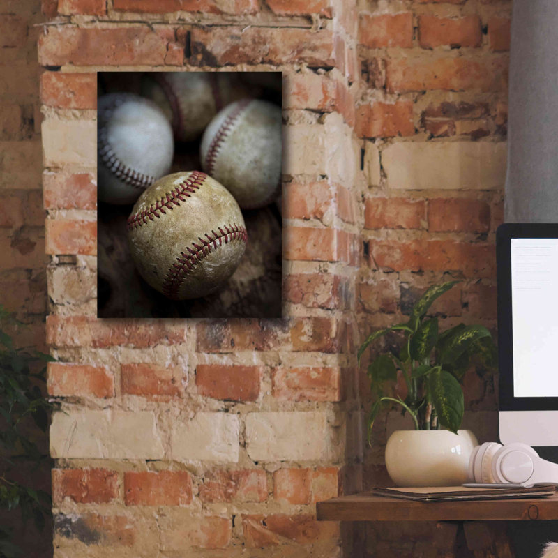 «Old Baseball» par Edward M. Fielding, H 16 po x l 12 po x P 0,75 po