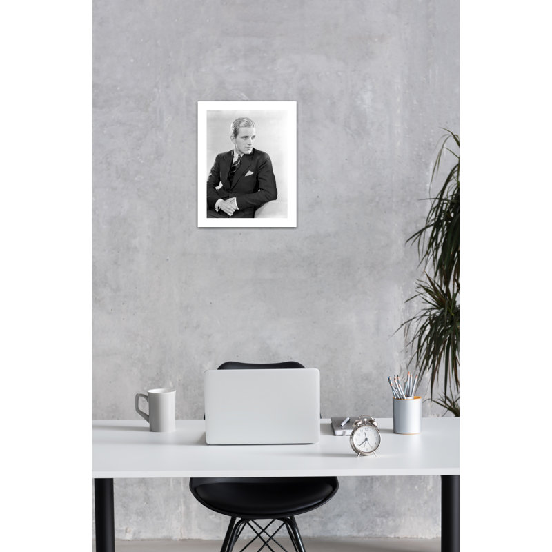 Phillips Holmes regardant à l'extérieur - photographie non encadrée, H 10 po x l 8 po