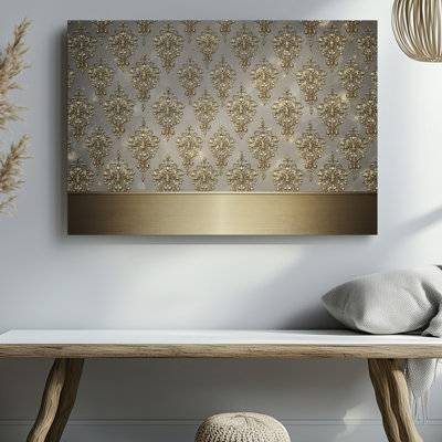 La toile crée un design de papier peint élégant avec un motif damassé complexe en or chatoyant contre un taupe doux