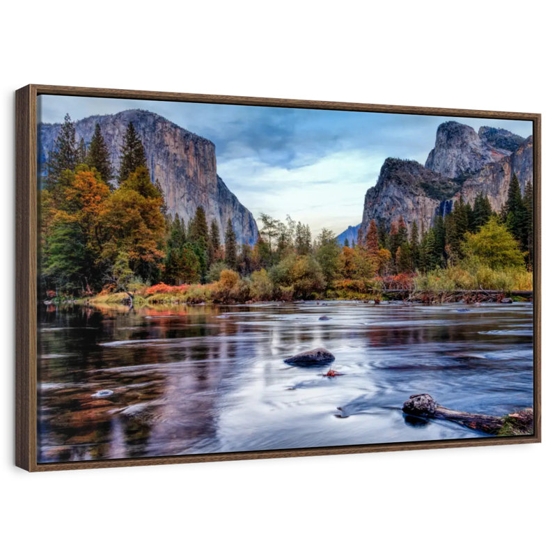 Rivière Yosemite Autumn, Cadre flottant noyer, 40 po x 27 po