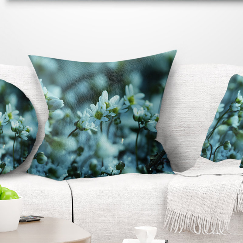 Petites fleurs blanches sur fond bleu - Coussin décoratif à imprimé floral, 18 po x 18 po, Floral 1