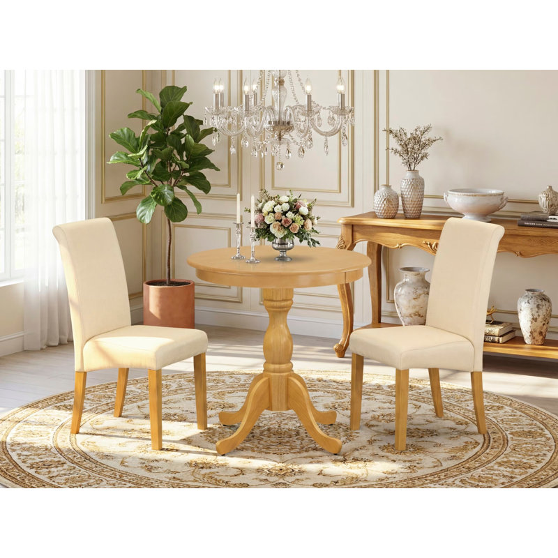 L'ensemble de cuisine 3 pièces comprend une table de salle à manger ronde et 2 chaises rembourrées en tissu de lin beige clair, chêne
