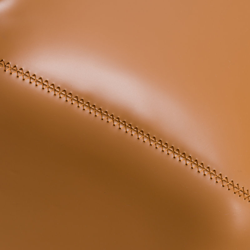 Chaise avec accoudoirs couleur chameau