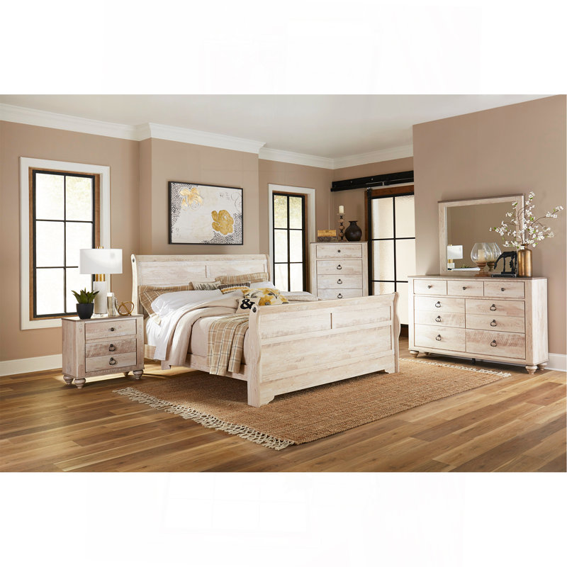 Ensemble de chambre à coucher à finition blanche délavée avec lit-bateau King, commode, miroir, deux tables de chevet, commode Imerland