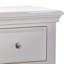 Table de chevet transitionnelle blanche avec tiroir et tablette inférieure pour chambre à coucher