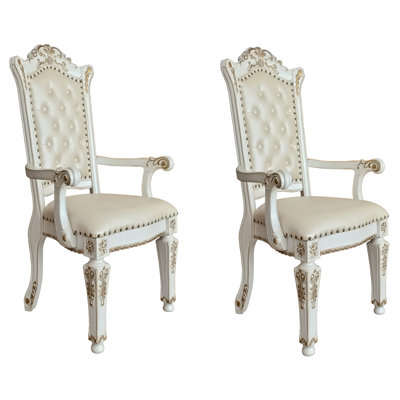 Deux fauteuils de style perle antique avec accoudoirs en perle de style traditionnel beige