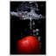 Pomme rouge vif dans l'eau sur toile-348189384-348189385
