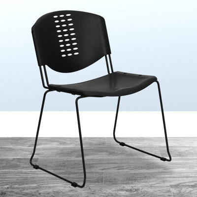 Chaise empilable en plastique capacité 400 lb Luz - structure et siège texturé