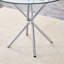 Table de salle à manger ronde en verre transparent avec une forme unique pour 4 à 6 personnes, avec des pieds en métal argenté en forme d'anneau, convenant aux bureaux, aux cuisines, aux terrasses et aux salles à manger.