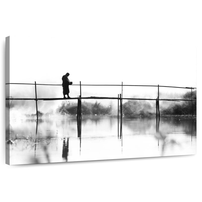 Lilie moine marchant sur un pont en bois, H 26 po x l 39 po