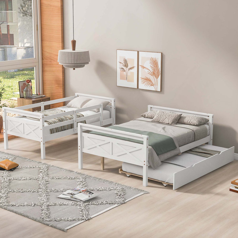 Lit superposé simple au-dessus d'un lit double avec barrière de sécurité en échelle et lit gigogne simple pour une utilisation polyvalente et peu encombrante