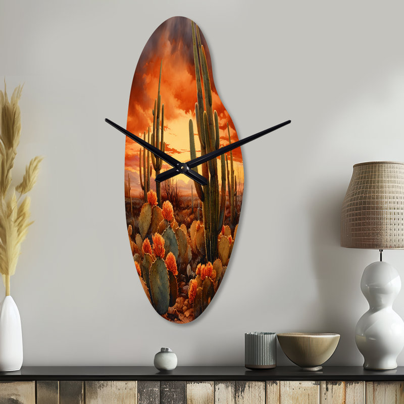 Cactus cuivré au Nevada - Cactus incurvé en métal, horloge murale asymétrique traditionnelle, Grand