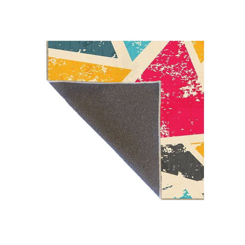 Tapis clair à motif triangulaire multicolore avec base tissée lavable à la machine
