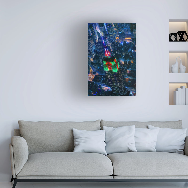 Javier De La Flying Nyc Canvas Art, L 30 po x H 47 po