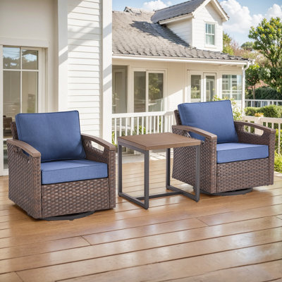 Chaises berçantes pivotantes d'extérieur avec table d'appoint Arundel - Ensemble de conversation pour patio en osier 3 pièces