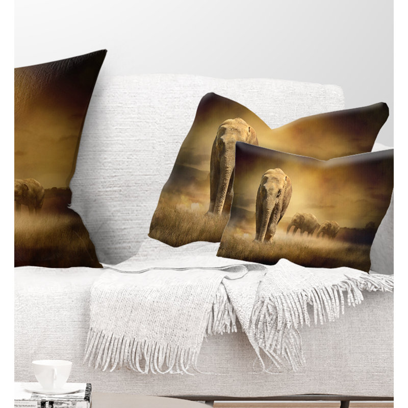 Coussin d’éléphants d’animaux au coucher de soleil