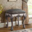 Tabouret de chambre gris et blanc rétro, ajoutant une touche classique à votre espace de mise en valeur