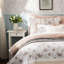Édredon très grand Dawn Blush - 9 pièces en coton avec imprimé cachemire, bride, 2 taies décoratives, 3 coussins décoratifs Euro et tissu teint-128684996-128684994