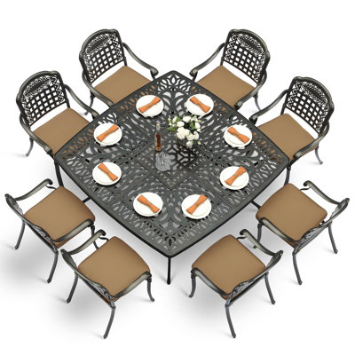 L'ensemble de salle à manger d'extérieur 9 pièces Bloomsbury Market, l'ensemble de mobilier de patio rétro en aluminium coulé pour 8 personnes, comprend une grande table carrée de 63,98 po et 8 chaises avec trou pour parasol