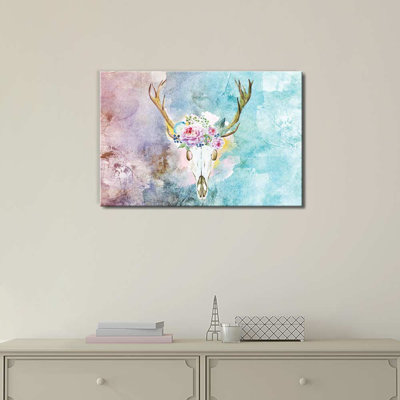 Peinture d'un crâne de cerf avec une couronne de fleurs sur une aquarelle sur toile