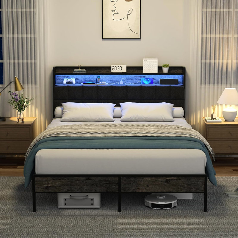 Cadre de lit double avec tête de lit ergonomique avec rangement à 2 niveaux, lumières à DEL pour une ambiance relaxante, station de recharge et rangement sous le comptoir. Métal noir, bois franc d'ingénierie et bois éclatant