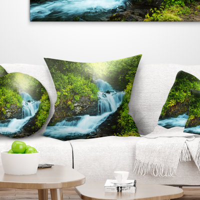 Coussin décoratif paysage imprimé ruisseau dans la forêt tropicale