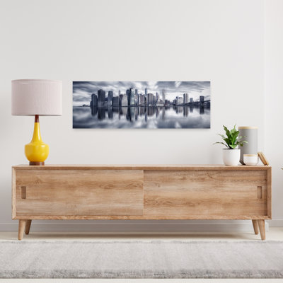 «Moody Manhattan Reflections», art dramatique moderne, ville sereine