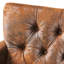 Élégant fauteuil intrigue en microfibre à boutons, brun, avec coutures en losange, garniture cloutée et pieds en bois de bouleau pour une base d'entrée chic-389372902