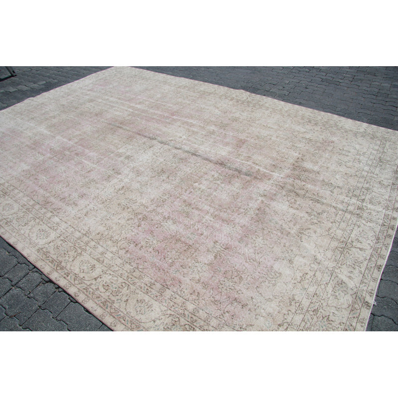 Tapis turc rétro d'aspect vieilli dans des tons chauds de terre, parfait pour la décoration intérieure