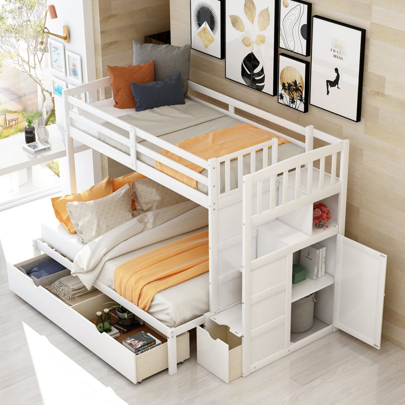Lit superposé simple au-dessus d'un lit double / double blanc avec tiroir organisé et rangement pour tablettes - Chambre simplifiée dans un espace protégé protégé