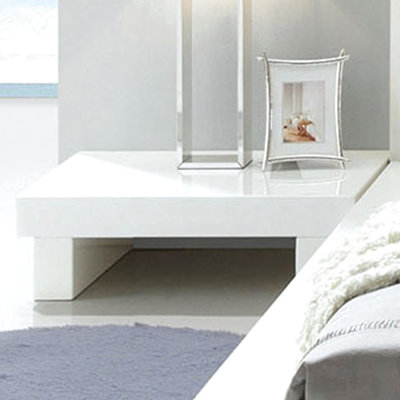 Table de chevet contemporaine en bois avec port en blanc brillant pour une utilisation pratique et élégante