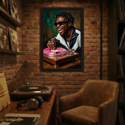 Homme abstrait avec des dreads et des lunettes de soleil jouant du disque vinyle