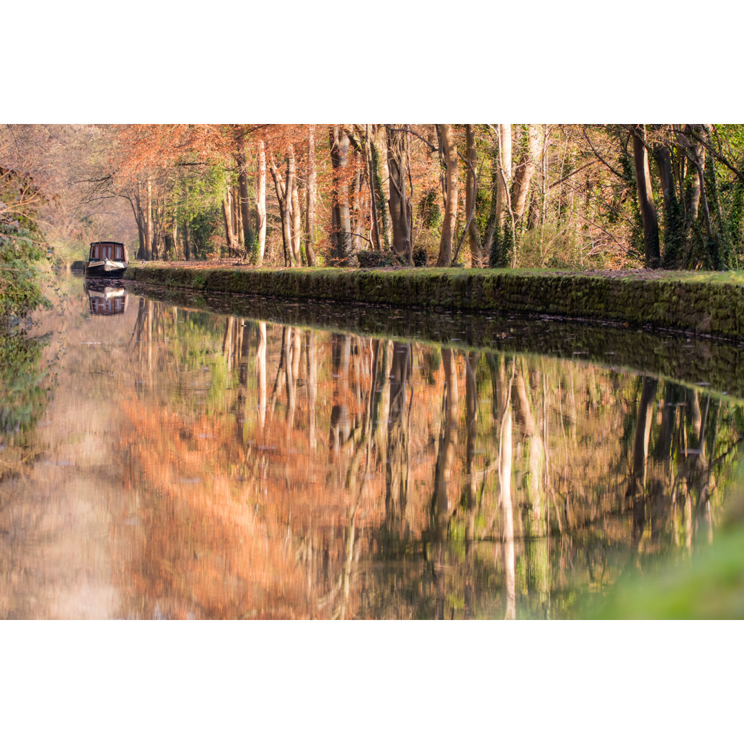 Leinwandbild Schmales Boot auf Kennet und Avon-Kanal im Herbst von Ian Redding