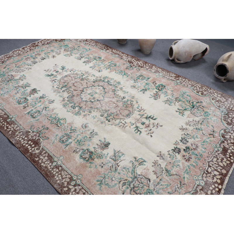 Tapis turc rétro unique avec motif floral pastel tissé à la main dans des tons beiges et verts doux pour un décor élégant