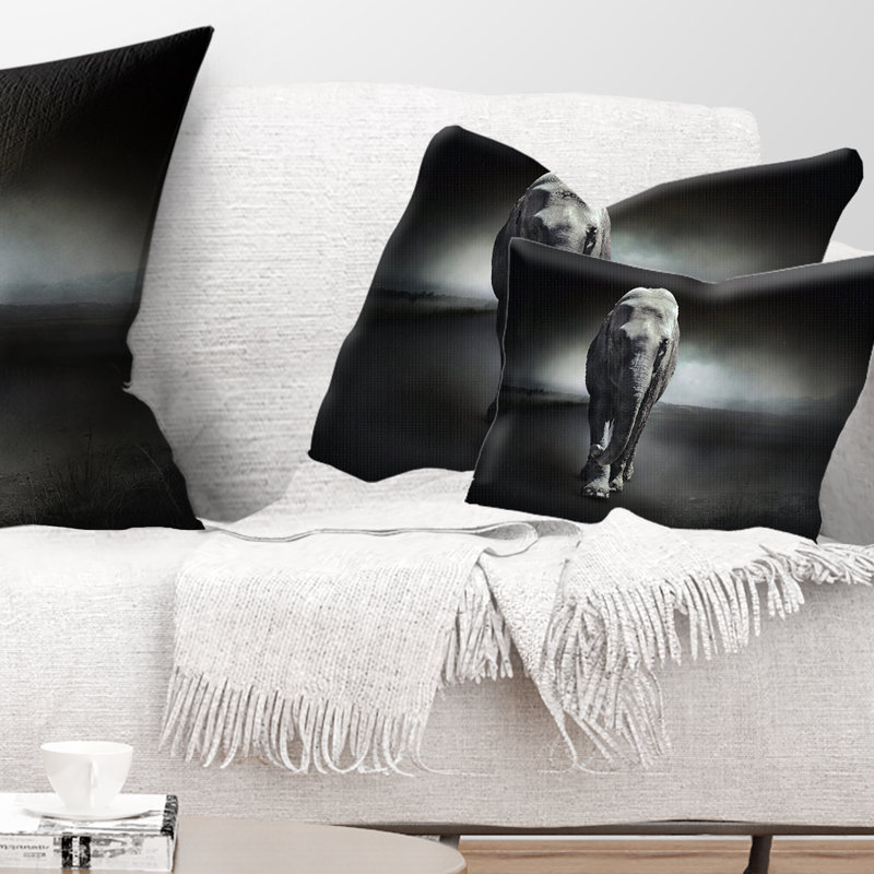 Grand éléphant sur fond noir - coussin décoratif imprimé animal