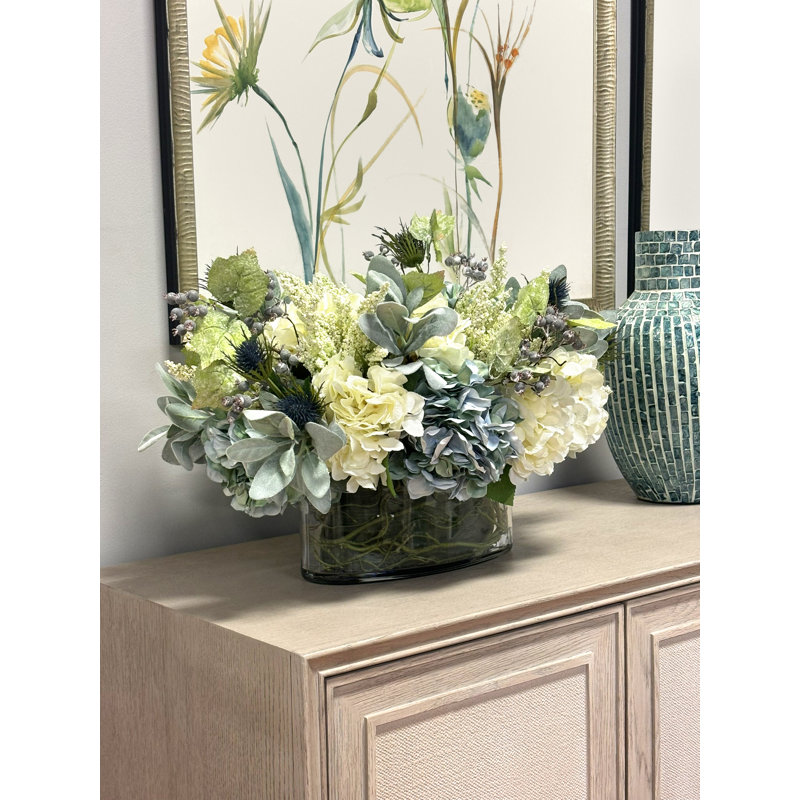 Arrangement floral mixte avec hortensias, chardon et protées, H 19 po x l 25 po x P 17 po