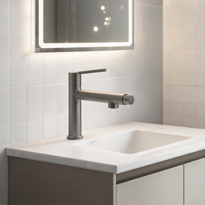 Robinet de salle de bain en métal gris, poignée simple et fabrication en métal, détails en céramique