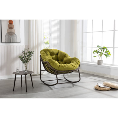 Chaise berçante d'extérieur en rotin durable avec coussin rembourré, conception surdimensionnée pour le confort et le style, idéale pour le porche, le patio et le jardin