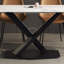 Une table de salle à manger entière avec des pieds en métal-816602996