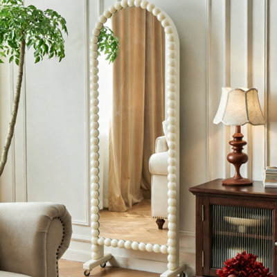 Miroir de plancher arqué pivotant pleine longueur mobile avec tablettes de rangement à plusieurs niveaux à l'arrière, miroir de dressage tout-en-un