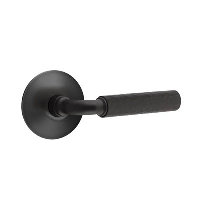 Mortaise intérieure Emtek Select avec rosette moderne et tige R-Bar, levier martelé
